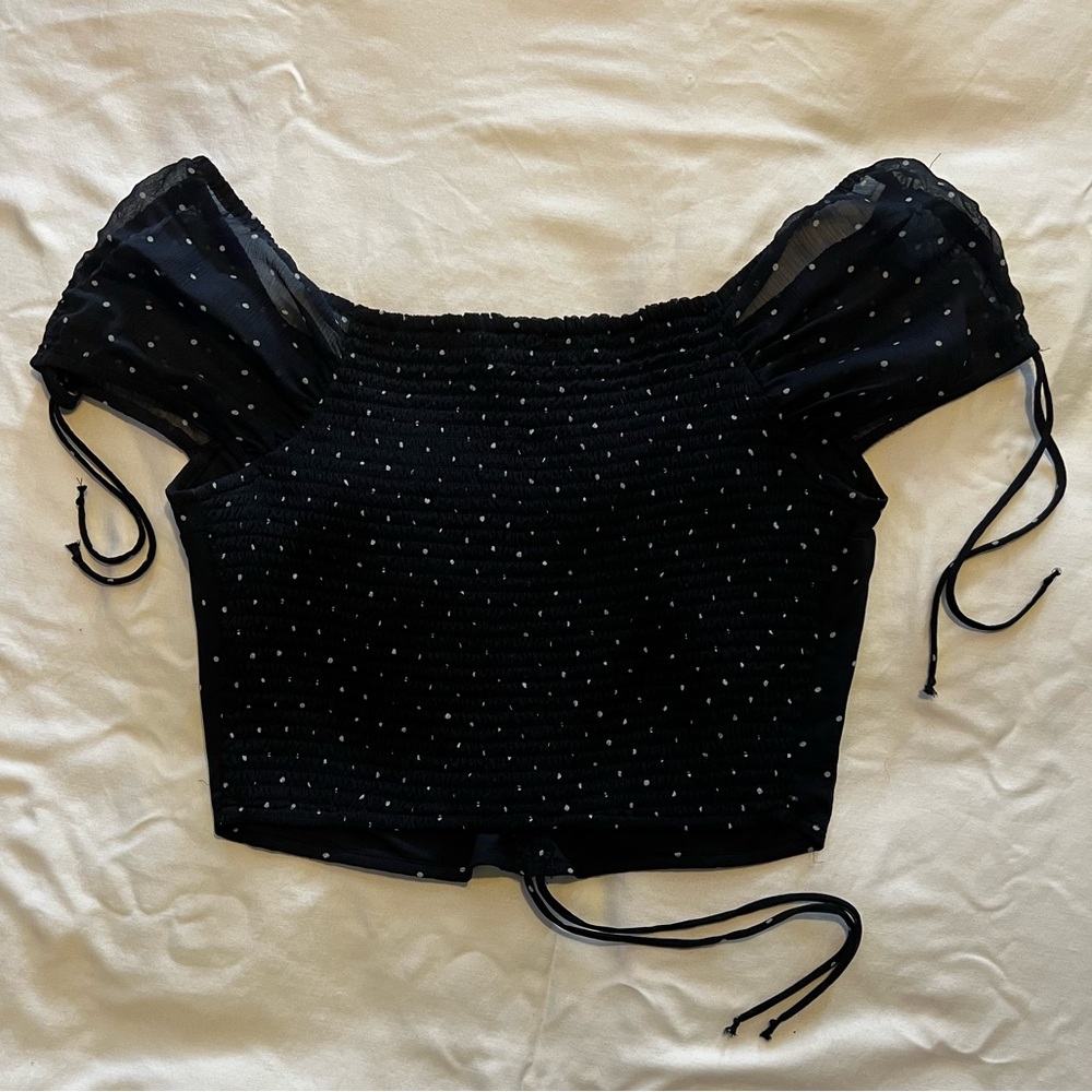 Abercrombie & Fitch Women’s Cropped Navy Polka Dot Adjustable Ruched Blouse - Picture 4 of 6